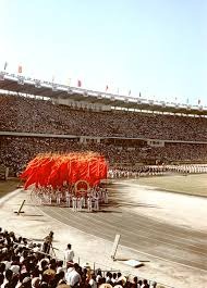 蔡依林演唱会被举报冲上热搜，30米机械蛇、金色公牛等舞台元素引争议，网友质疑西方宗教元素